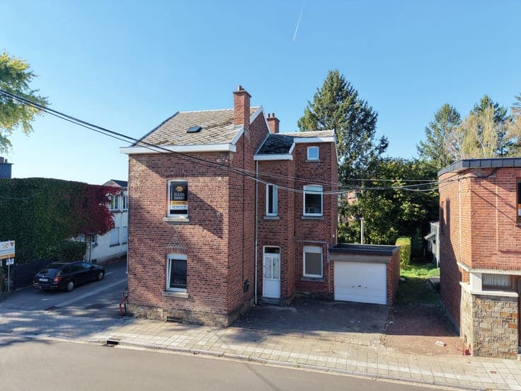 House with garage and garden to renovate