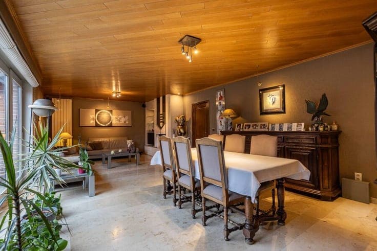 Spacious house with showroom, workshop, and apartment for sa