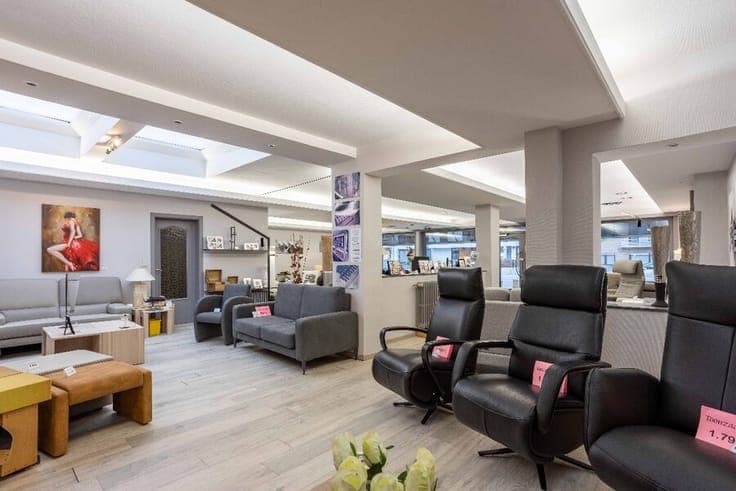 Spacious house with showroom, workshop, and apartment for sa
