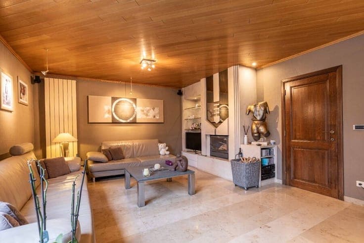 Spacious house with showroom, workshop, and apartment for sa