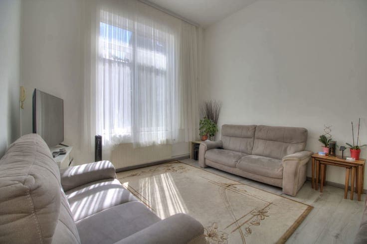 Colignon neighborhood: Single-family house, 5 bedrooms + gar