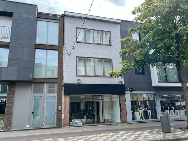 Handelshuis met appartement te koop in het centrum van Wilri