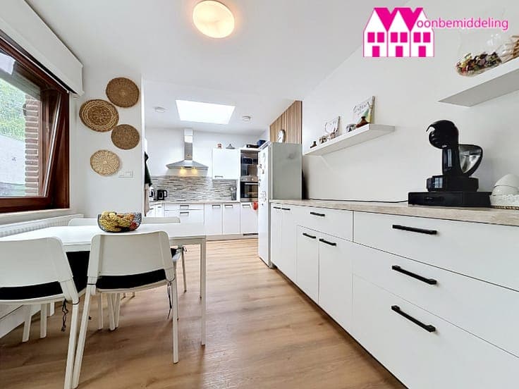 Denderleeuw: gerenoveerde woning met 4 slpks, 2 badks, tu...