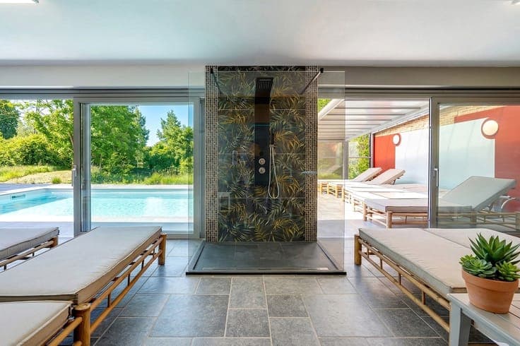 Exclusive villa : wellness area, residence, and pond views