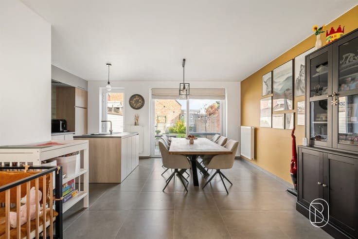 Newly built 3-bedroom home with yard & garage near Kluisbos