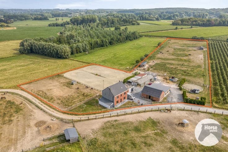 ASSE – Instapklare woning met stallen op 1,8 ha