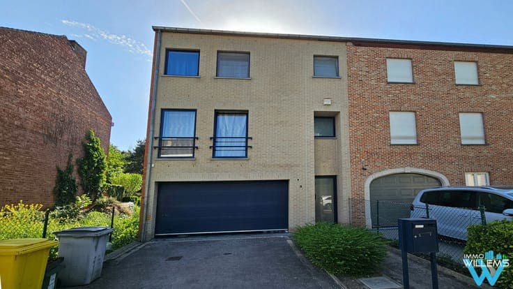 Spacious home with cute garden near centre of Kortenberg.