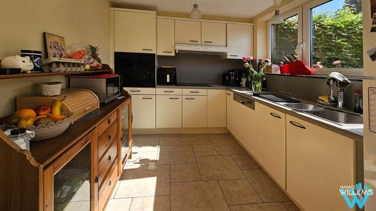 Spacious home with cute garden near centre of Kortenberg.
