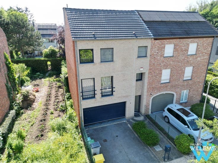 Spacious home with cute garden near centre of Kortenberg.