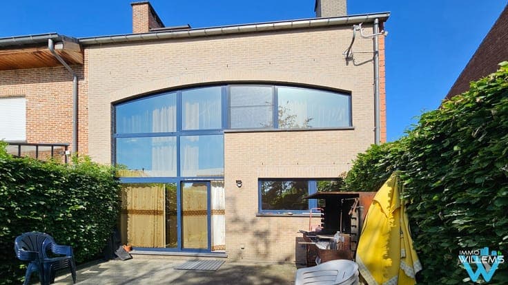 Spacious home with cute garden near centre of Kortenberg.