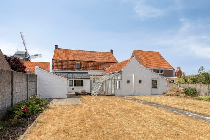 Ruime woning met garage, 6 slpk en tuin te Werken