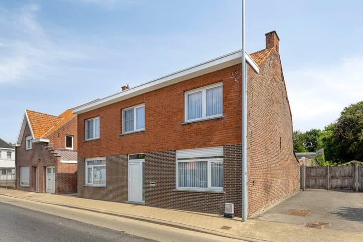 Ruime woning met garage, 6 slpk en tuin te Werken
