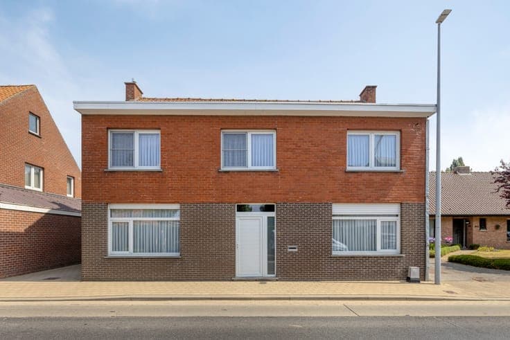 Ruime woning met garage, 6 slpk en tuin te Werken