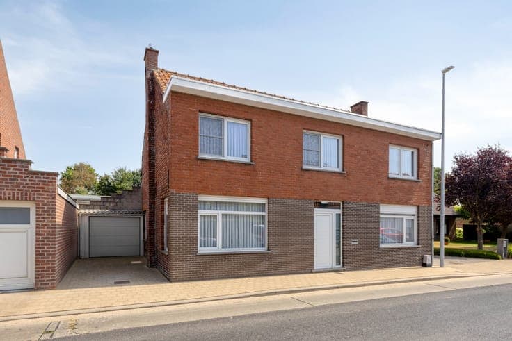 Ruime woning met garage, 6 slpk en tuin te Werken