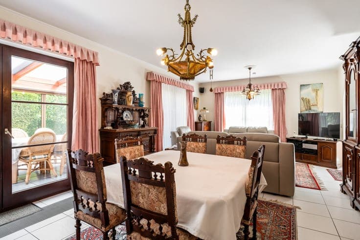 Ruime gezinswoning met 3 slaapkamers, veranda, garage en ...