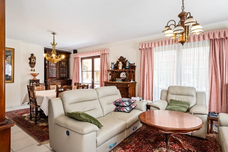 Ruime gezinswoning met 3 slaapkamers, veranda, garage en ...