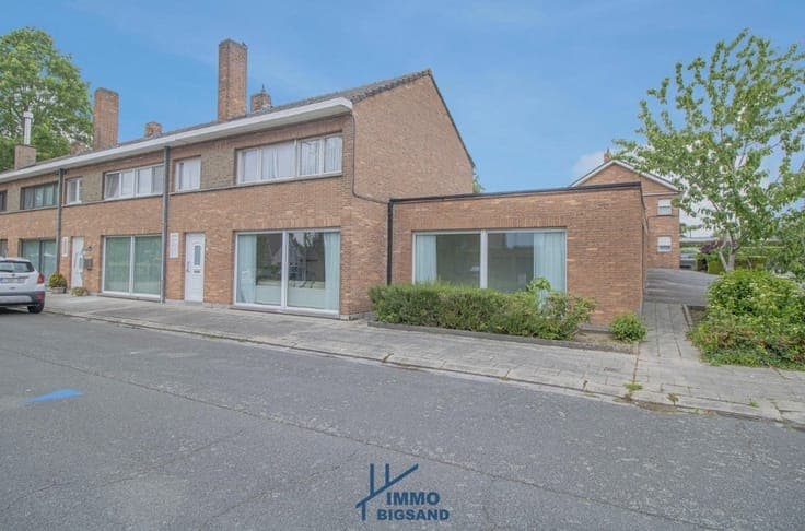 Ruime woning met garage gelegen in een rustige woonwijk m...