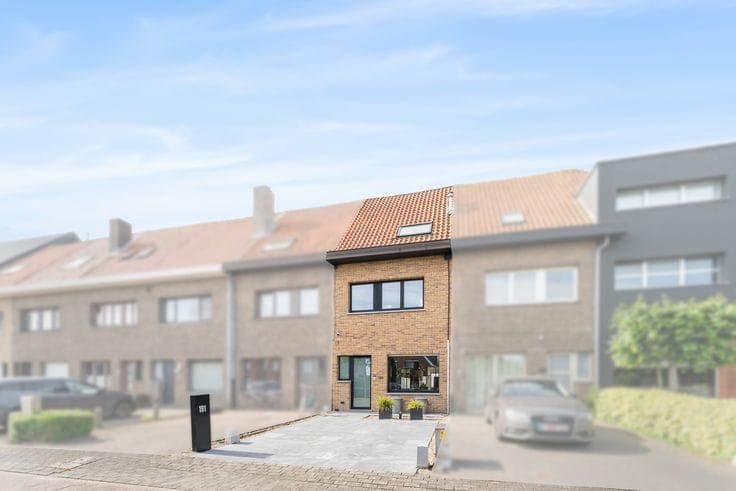 Guide Price | Beautifully renovated home close to the centr…
