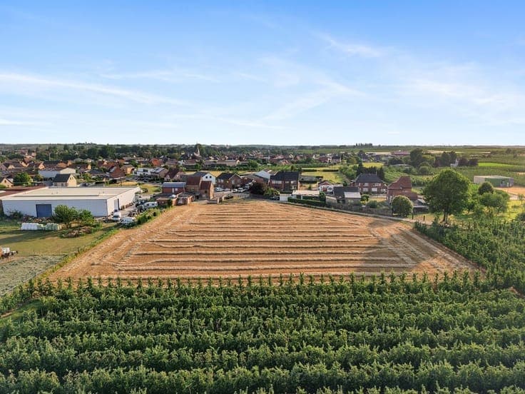 TE RENOVEREN GEZINSWONING MET 5 SLKS OP RUIM PERCEEL EN A...