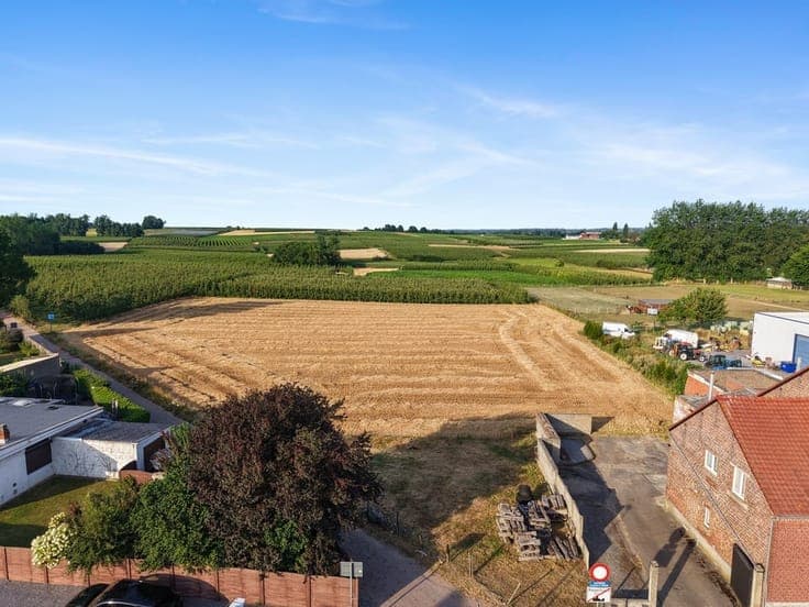 TE RENOVEREN GEZINSWONING MET 5 SLKS OP RUIM PERCEEL EN A...