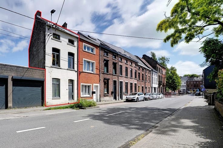 3-BEDROOM HOUSE WITH PRIVATE COURTYARD!