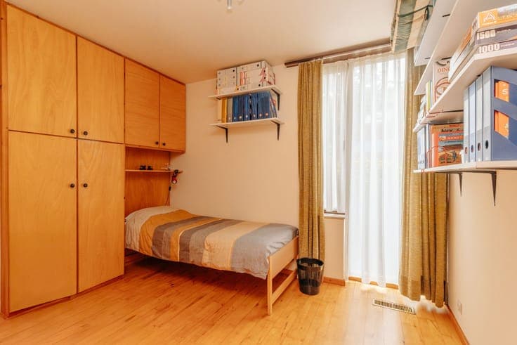 Architecturale Lejon-woning in autoluwe straat