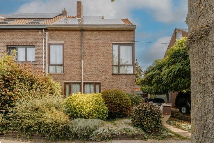 Architecturale Lejon-woning in autoluwe straat