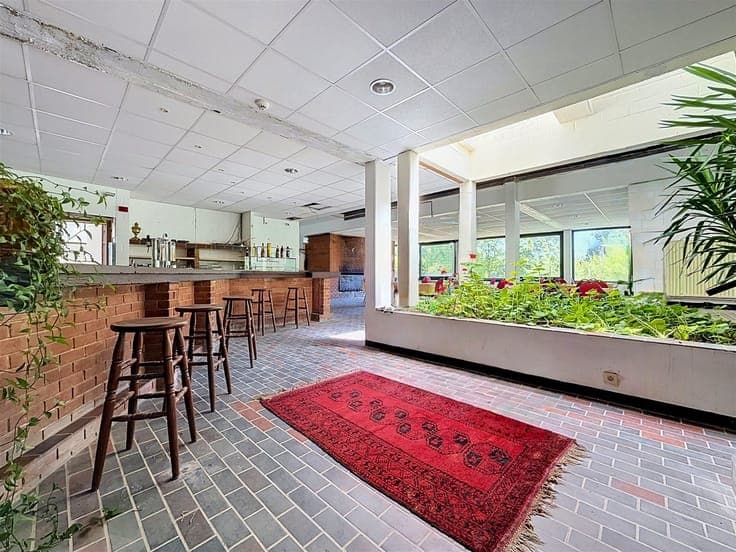 RESTAURANT / CLUBHOUSE WITH SEPARATE APARTMENT ON 1.11 HECTA