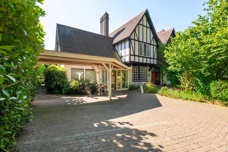 Architectural gem in a prestigious location