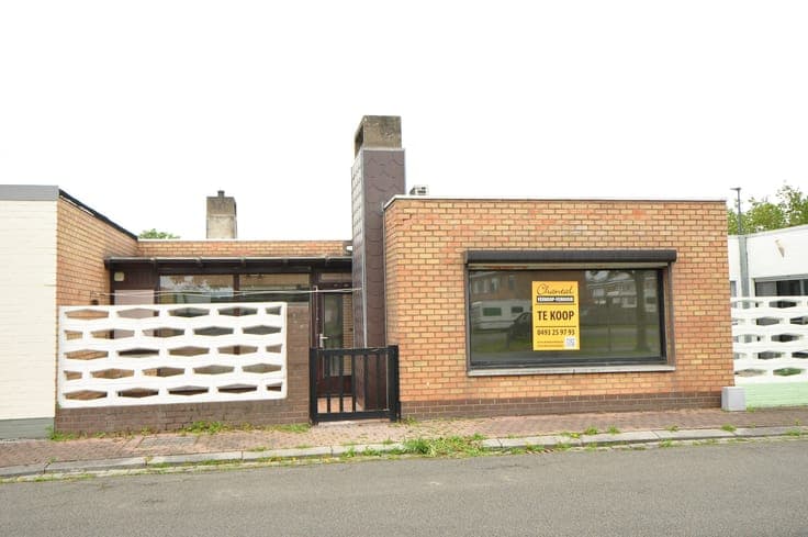 Bungalow met grote garage en twee slaapkamers