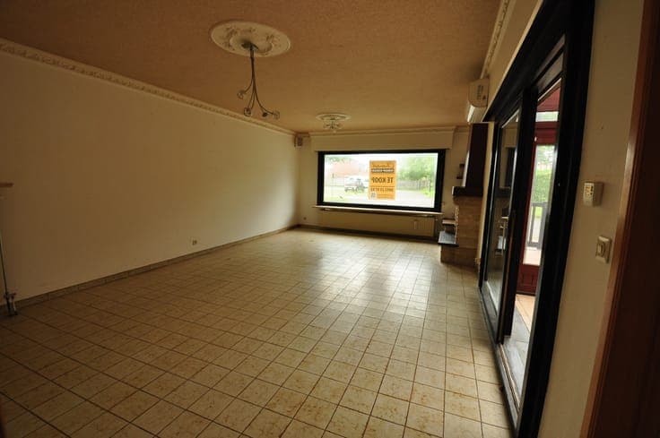 Bungalow met grote garage en twee slaapkamers