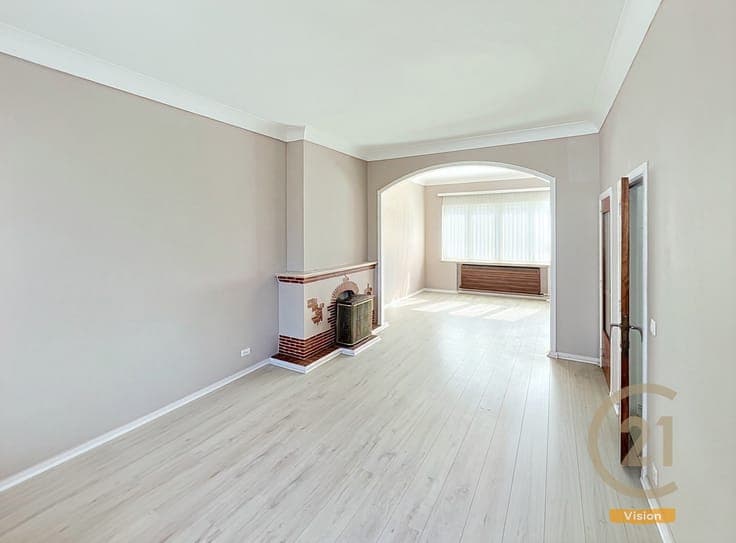 SPLIT-LEVEL HOUSE WITH 4 BEDROOMS, GARDEN AND GARAGE