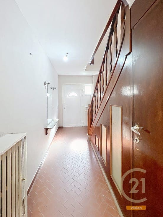 SPLIT-LEVEL HOUSE WITH 4 BEDROOMS, GARDEN AND GARAGE