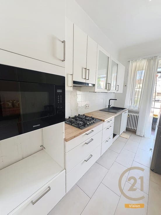 SPLIT-LEVEL HOUSE WITH 4 BEDROOMS, GARDEN AND GARAGE