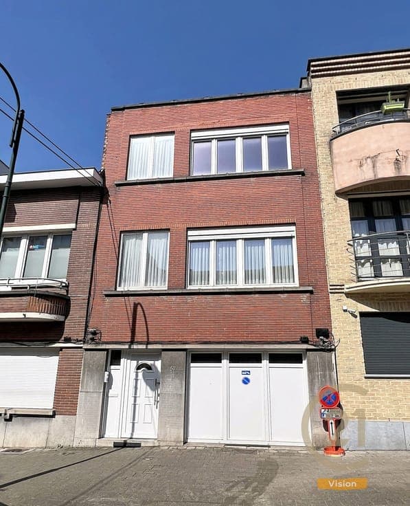 SPLIT-LEVEL HOUSE WITH 4 BEDROOMS, GARDEN AND GARAGE