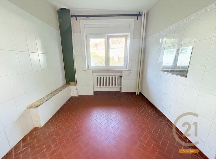 SPLIT-LEVEL HOUSE WITH 4 BEDROOMS, GARDEN AND GARAGE