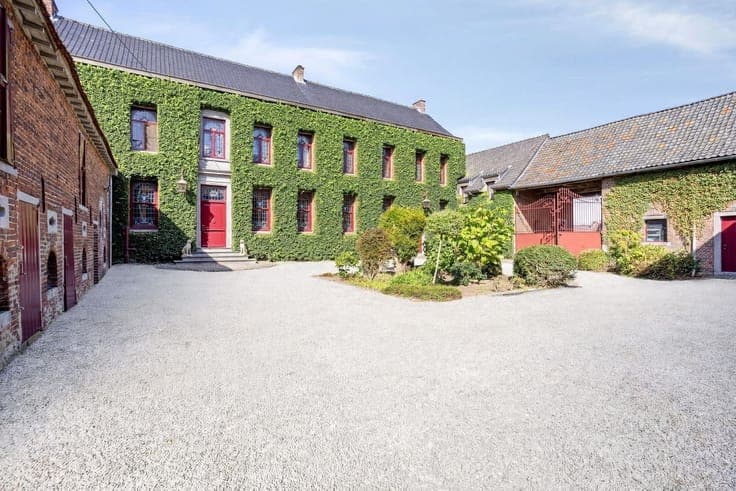 Charming farmhouse with 11 bedrooms and a beautiful courtyar