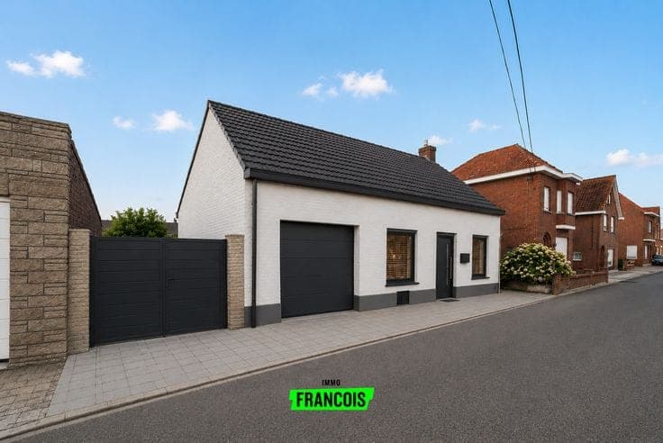 Detached house to renovate on a 550 m² plot in Klerken for …