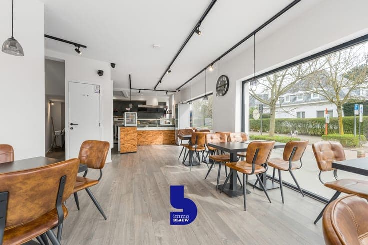 Toplocatie: Handelspand met garage en ruim appartement boven