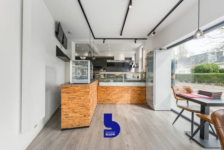 Toplocatie: Handelspand met garage en ruim appartement boven