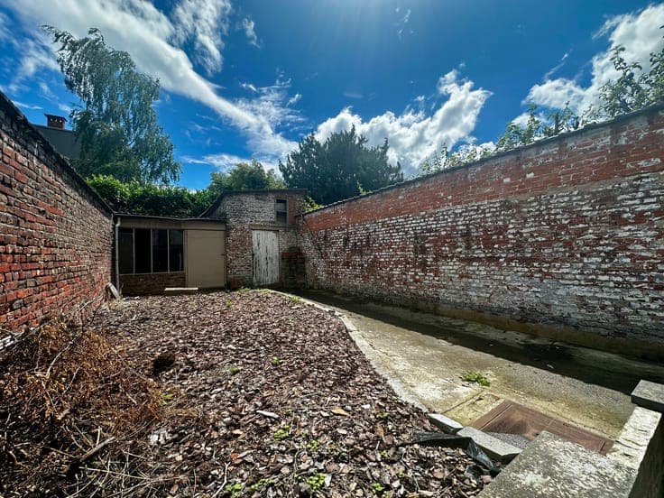 Investment property: Retail unit with garden + Duplex