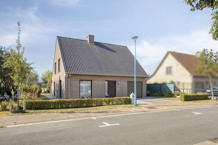 4 bedroom house with beautiful views!