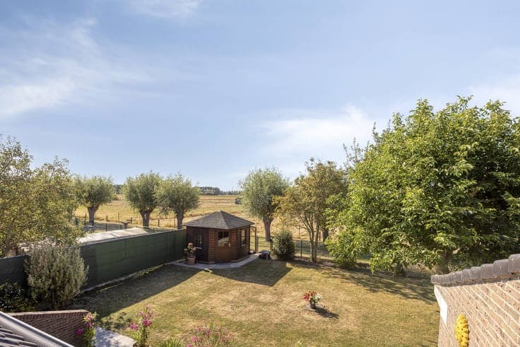 4 bedroom house with beautiful views!