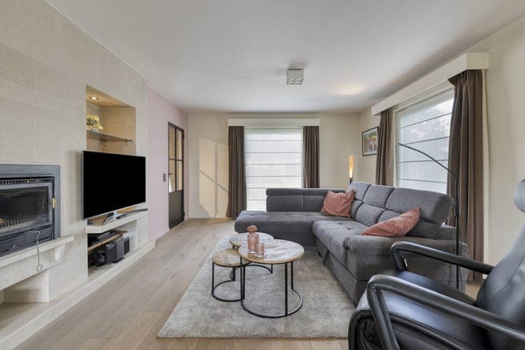 4 bedroom house with beautiful views!