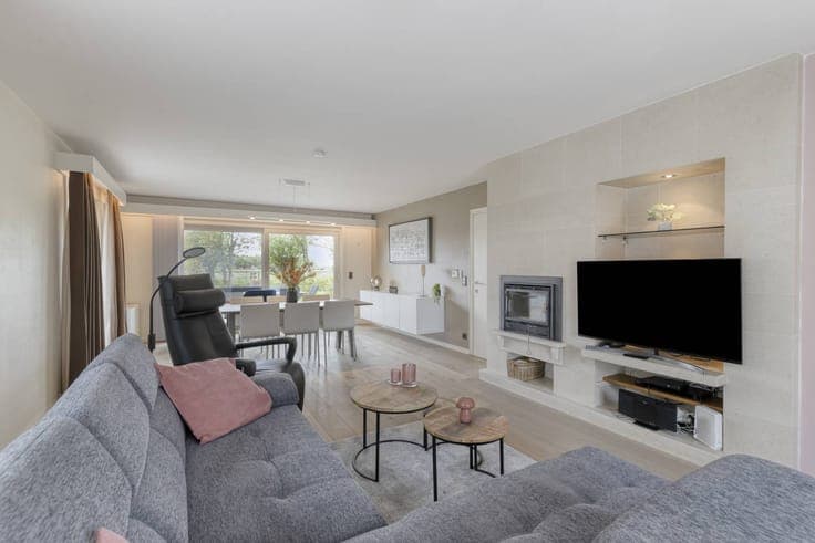 4 bedroom house with beautiful views!