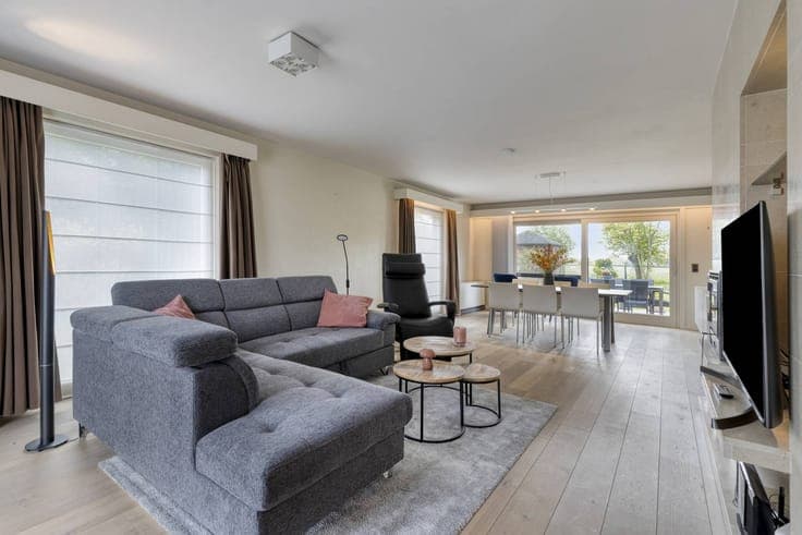 4 bedroom house with beautiful views!