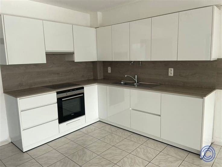 Rented commercial property with triplex apartment in central