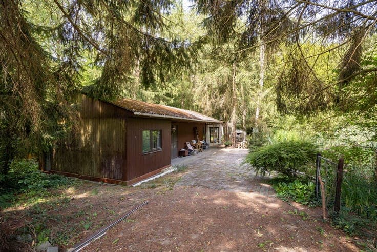 Holiday home in need of renovation, with a pond, in Vaalbeek