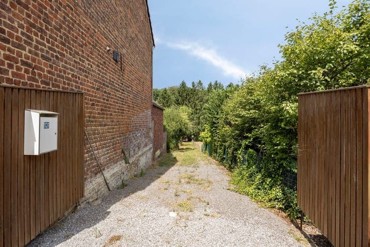 Holiday home in need of renovation, with a pond, in Vaalbeek