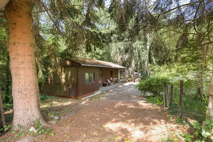 Holiday home in need of renovation, with a pond, in Vaalbeek